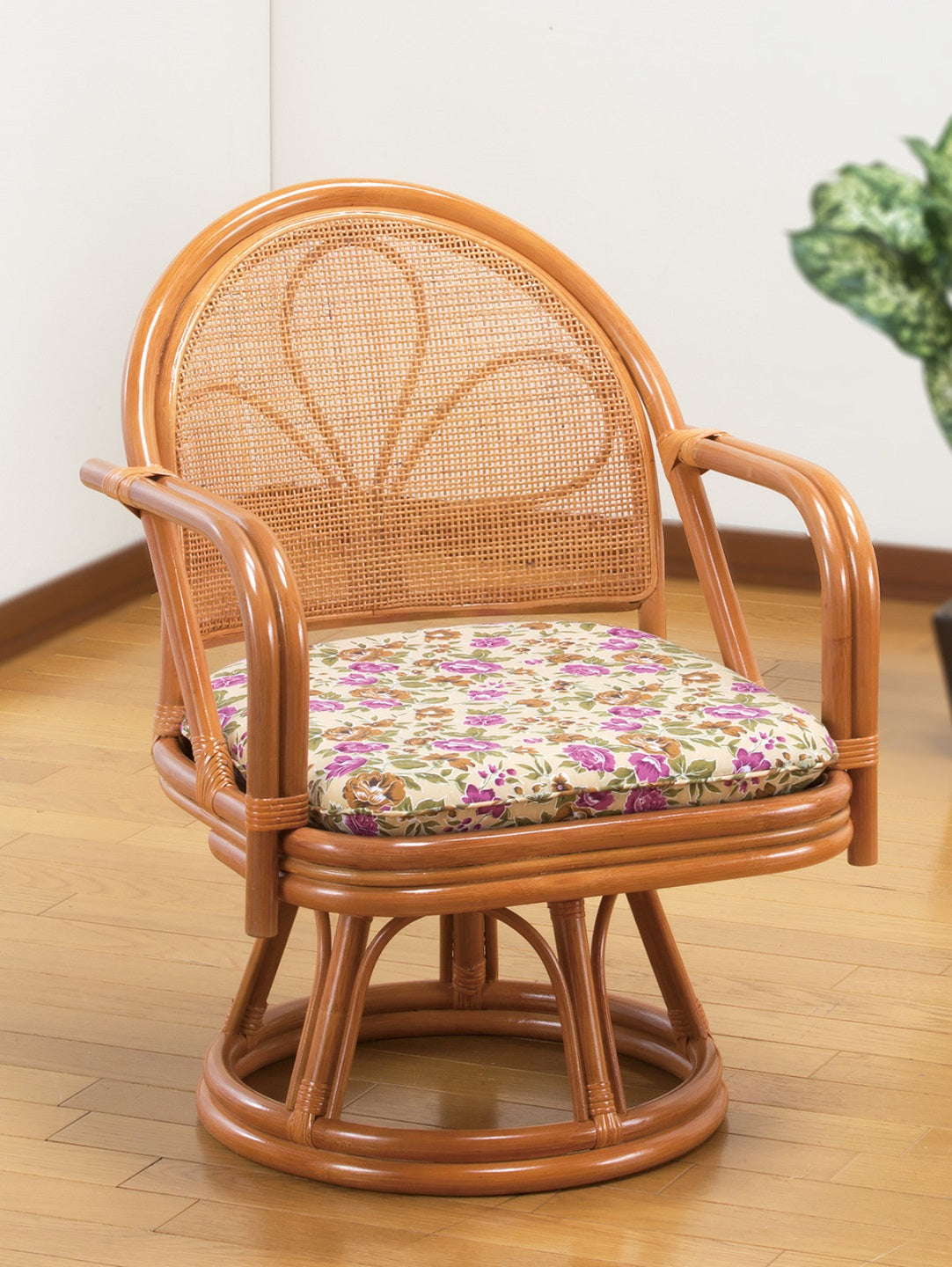 Natural rattan swivel chair with armrests