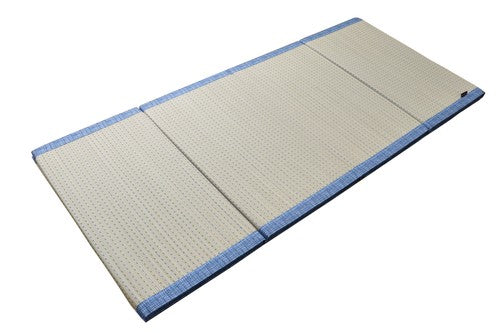 Extra-thick grass sleeping mat that can be folded compactly