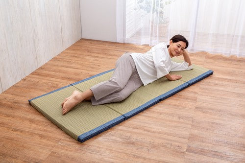 Extra-thick grass sleeping mat that can be folded compactly