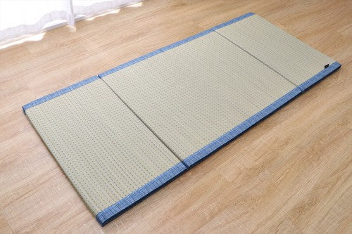 Extra-thick grass sleeping mat that can be folded compactly