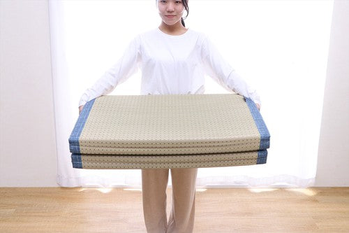 Extra-thick grass sleeping mat that can be folded compactly