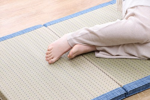 Extra-thick grass sleeping mat that can be folded compactly