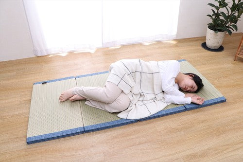 Extra-thick grass sleeping mat that can be folded compactly