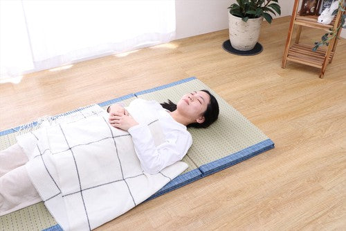 Extra-thick grass sleeping mat that can be folded compactly