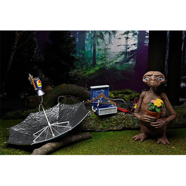 E.T.  7&quot;アクションフィギュア デラックス E.T. with LED Chest【NECA】