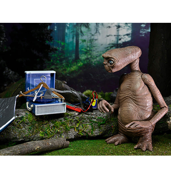 E.T.  7&quot;アクションフィギュア デラックス E.T. with LED Chest【NECA】