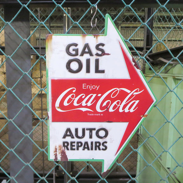 エンボス メタルサイン COCA COLA GAS OIL AUTO REPAIRS RUSTIC ARROW 【コカコーラ ブリキ看板】