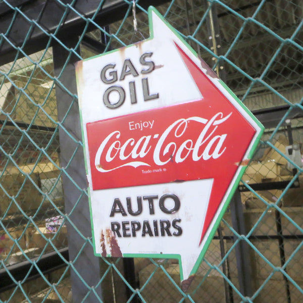 エンボス メタルサイン COCA COLA GAS OIL AUTO REPAIRS RUSTIC ARROW 【コカコーラ ブリキ看板】