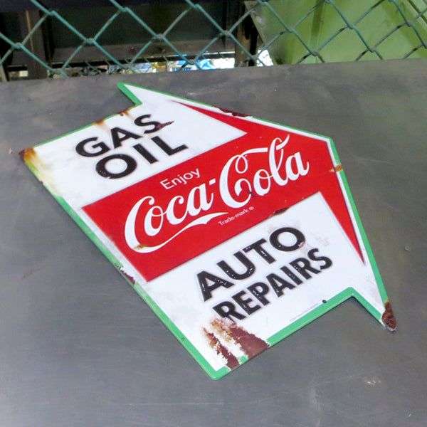 エンボス メタルサイン COCA COLA GAS OIL AUTO REPAIRS RUSTIC ARROW 【コカコーラ ブリキ看板】