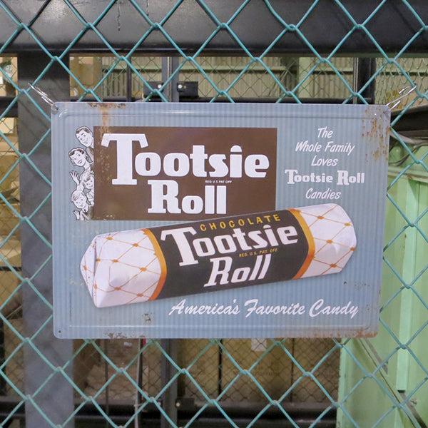 エンボス メタルサイン TOOTSIE ROLL American&#039;s Favorite Candy【トッツィロール ブリキ看板】