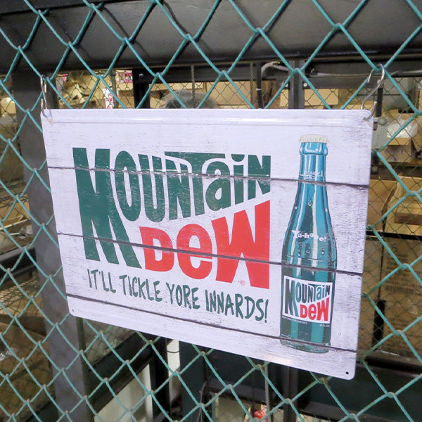 エンボス メタルサイン  MOUNTAIN DEW  IT&#039;LL TICKLE YOUR INNARDS【マウンテンデュー ブリキ看板】